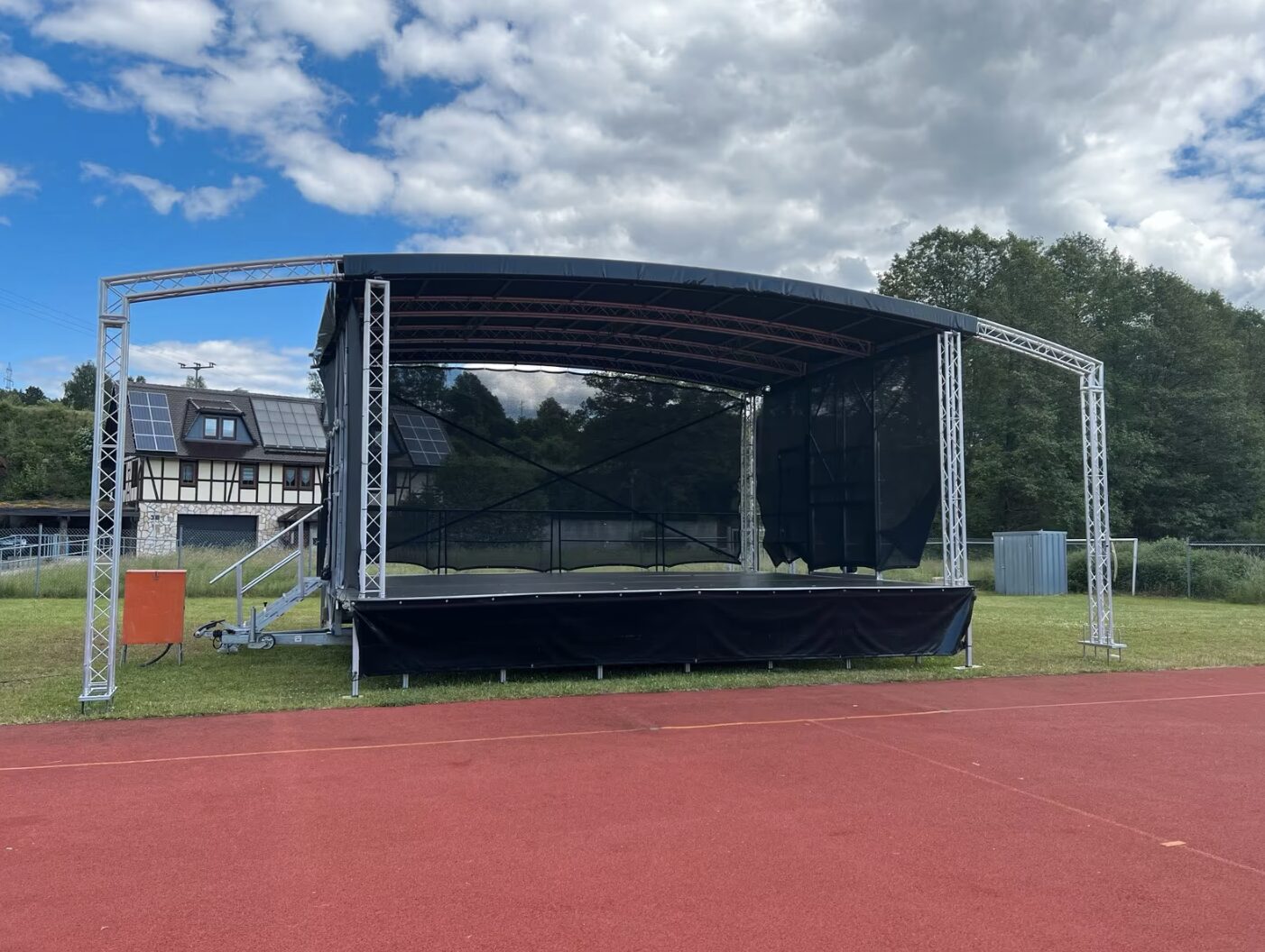 Mobile Bühne 8x6 Trailerbühne – Bild 3